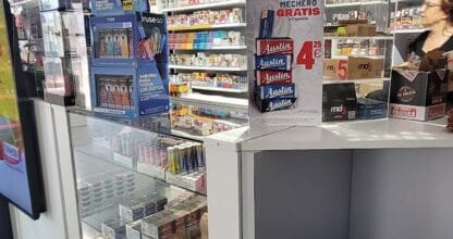 Interior del Estanco La Manga 1 Entremares con mostrador acristalado de tabaco, cigarrillos electrónicos y expositor Austin en La Manga del Mar Menor