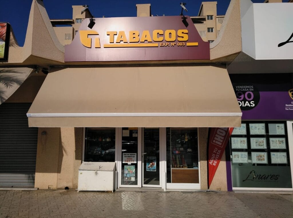 Fachada exterior del Estanco La Manga 3, expendeduría de tabacos con toldo beige en zona comercial