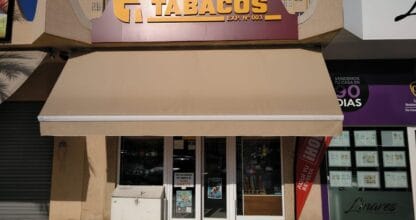 Fachada exterior del Estanco La Manga 3, expendeduría de tabacos con toldo beige en zona comercial
