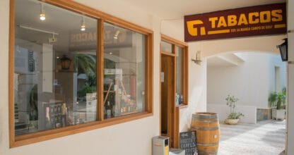 Fachada exterior del Estanco La Manga Club con barril de madera y rótulo Tabacos Campo de Golf