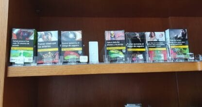 Estantería con variedad de tabaco de pipa y puros en Estanco Los Nietos, La Manga del Mar Menor