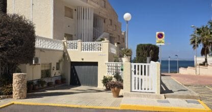 Fachada exterior de los Estudios Musicales Filomena, edificio de apartamentos de tres plantas con terraza y vistas al mar en La Manga