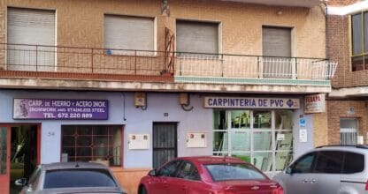 Fachada del local Fegapa con rótulos de carpintería de PVC y aluminio en La Manga del Mar Menor
