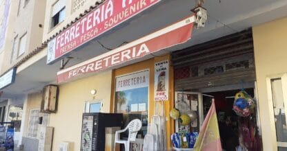 Fachada de Ferretería Agata en La Manga del Mar Menor, local con rótulo rojo y productos de ferretería y souvenir en la entrada