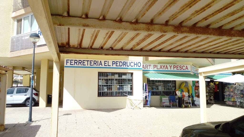 Fachada exterior de Ferretería El Pedrucho con sección de artículos de playa y pesca en La Manga del Mar Menor