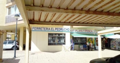 Fachada exterior de Ferretería El Pedrucho con sección de artículos de playa y pesca en La Manga del Mar Menor