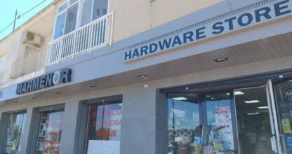 Fachada de Ferretería Mar Menor con rótulo Hardware Store y escaparates de decoración y fontanería