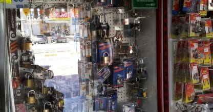 Interior de ferretería Zoko Cadena88 con expositor de candados ABUS y material de ferretería y náutica en La Manga del Mar Menor