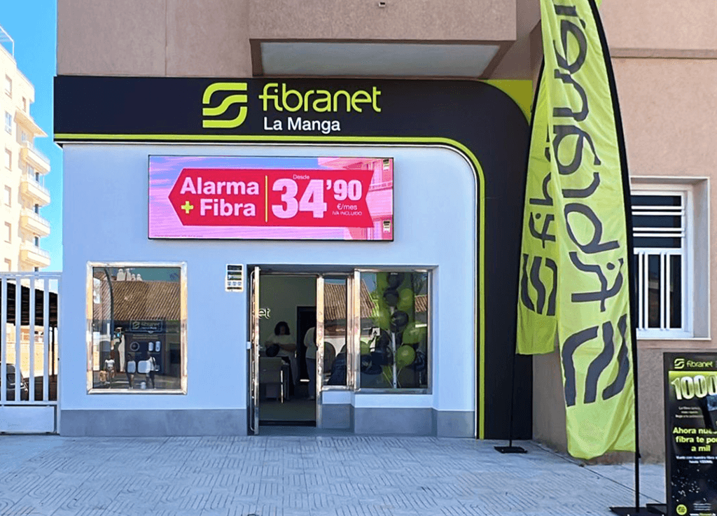 Local comercial de Fibranet La Manga con oferta de alarma y fibra óptica visible en el rótulo luminoso