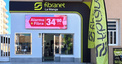 Local comercial de Fibranet La Manga con oferta de alarma y fibra óptica visible en el rótulo luminoso