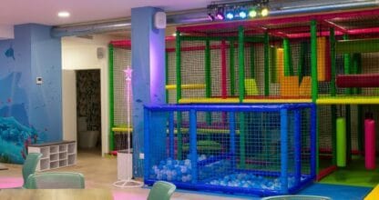 Interior de Flamenco Park La Manga con zona de juegos infantiles de colores y mesas para padres, La Manga del Mar Menor