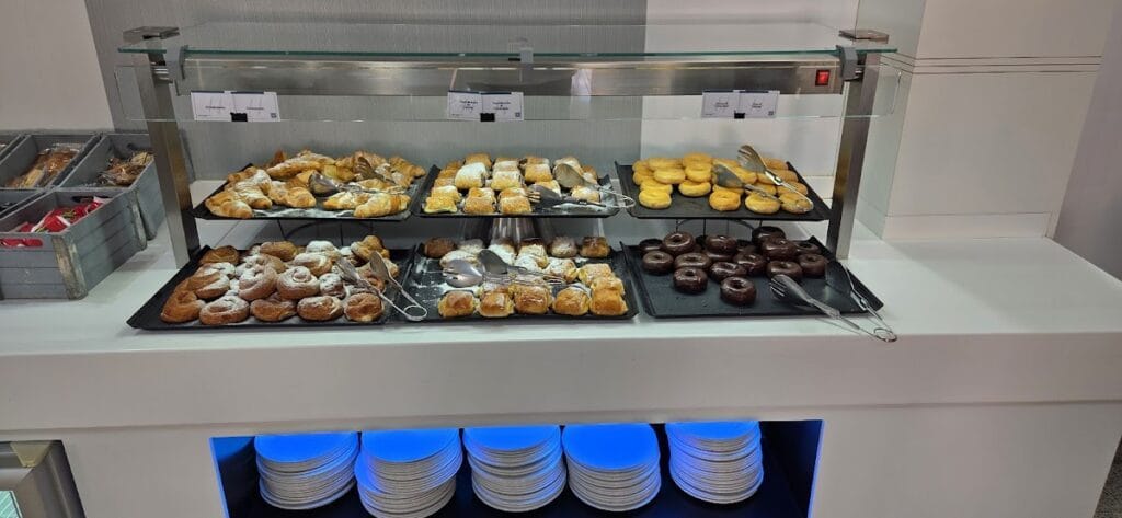 Vitrina de bollería y donuts variados en mostrador iluminado de FoodBab La Manga del Mar Menor
