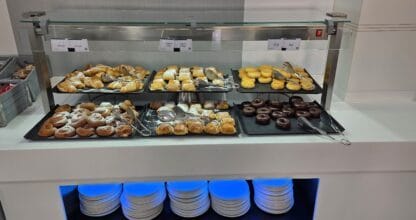Vitrina de bollería y donuts variados en mostrador iluminado de FoodBab La Manga del Mar Menor