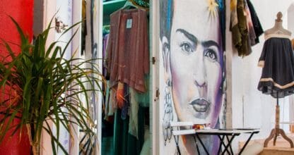 Entrada de Frida, tienda de ropa exclusiva para mujer en La Manga, con gran mural de Frida Kahlo y ambiente bohemio artístico