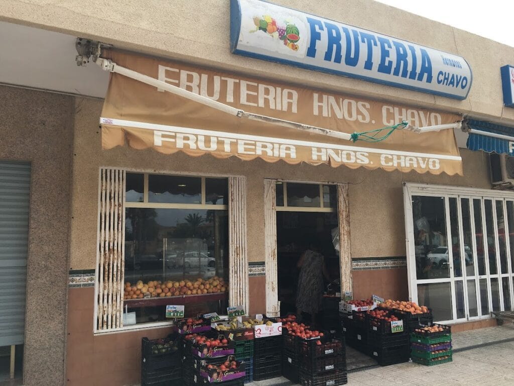 Exterior de Frutería Hnos. Chavo en La Manga del Mar Menor, con toldo naranja, cajones de fruta fresca expuestos y rótulo doble bien visible
