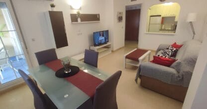 Salón comedor amueblado de apartamento en La Manga del Mar Menor gestionado por Grupo 10 Propiedades