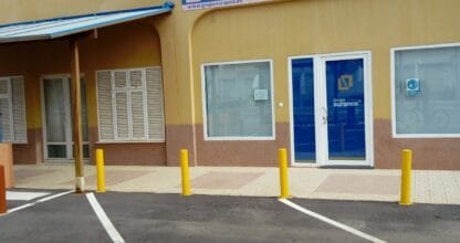 Oficina de Grupo Surance con rótulo de administración de fincas y correduría de seguros en La Manga del Mar Menor