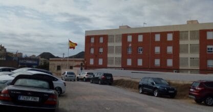 Cuartel de la Guardia Civil de Cabo de Palos, edificio de ladrillo rojo con bandera de España y aparcamiento exterior