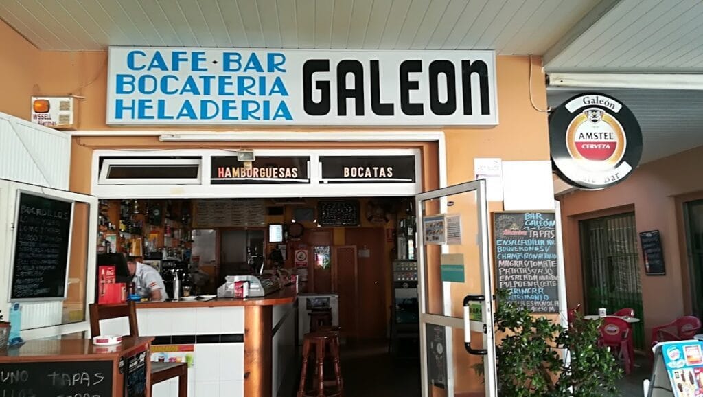 Interior del Café-Bar Galeon en La Manga del Mar Menor con barra, cartas de tapas y bocatas, y cartel de heladería