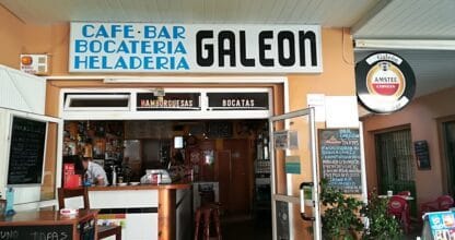 Interior del Café-Bar Galeon en La Manga del Mar Menor con barra, cartas de tapas y bocatas, y cartel de heladería