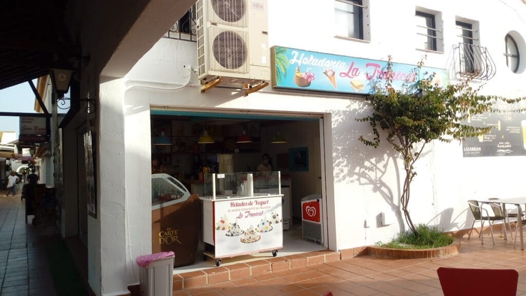 Fachada de Heladería La Tropical en La Manga del Mar Menor con mostrador de helados de yogurt y rótulo tropical