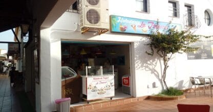 Fachada de Heladería La Tropical en La Manga del Mar Menor con mostrador de helados de yogurt y rótulo tropical