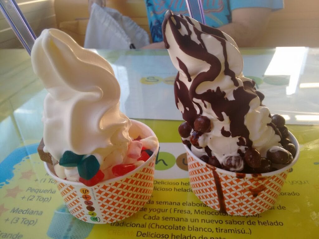 Dos copas de yogur helado soft-serve con toppings de chocolate y gominolas en Heladería Ghurts, La Manga del Mar Menor