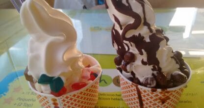 Dos copas de yogur helado soft-serve con toppings de chocolate y gominolas en Heladería Ghurts, La Manga del Mar Menor