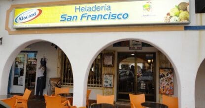 Fachada de la Heladería San Francisco con terraza de sillas naranjas y rótulo luminoso en La Manga del Mar Menor