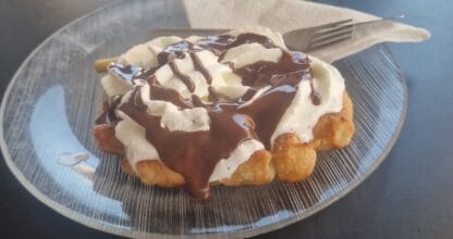 Buñuelo frito con nata montada y chocolate en Horchatería Valenciana de La Manga del Mar Menor