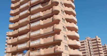 Fachada del Hotel Aparthotel Londres en La Manga del Mar Menor, edificio de varios pisos con balcones redondeados y arquitectura singular