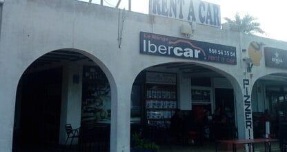 Local de Ibercar rent a car en La Manga del Mar Menor bajo arcos blancos con rótulo negro y letrero RENT A CAR