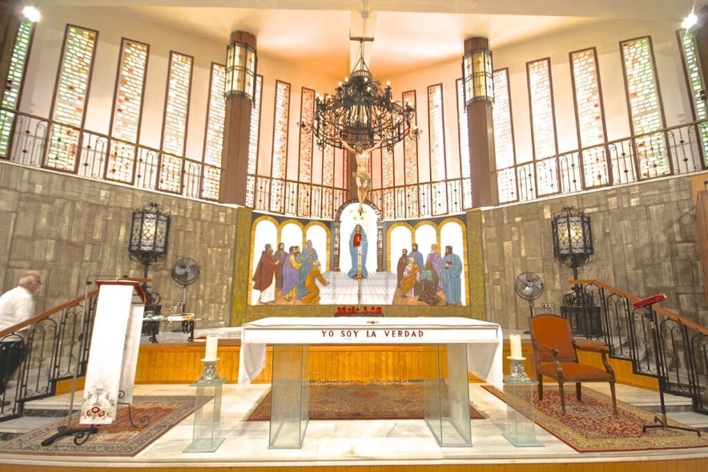 Iglesia de Santa María Reina de los Apóstoles — Comercios en La Manga Club