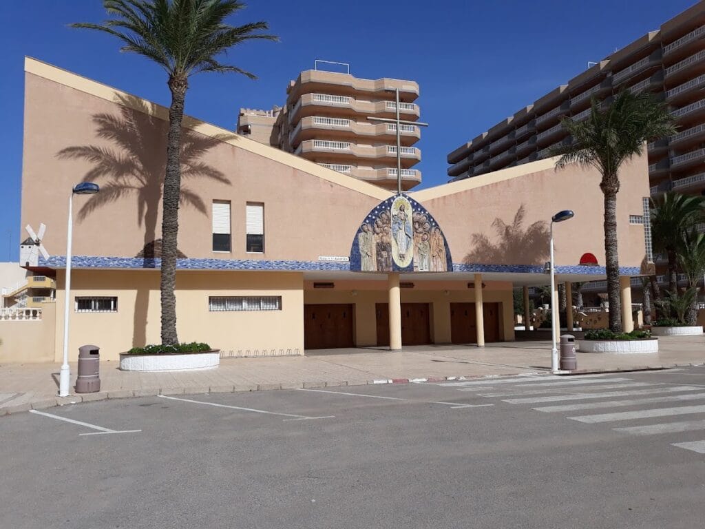 Iglesia de Santa María Reina de los Apóstoles — Comercios en La Manga Club