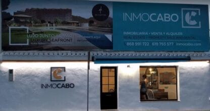 Fachada de la oficina inmobiliaria Inmocabo con cartel de venta y alquiler en La Manga del Mar Menor