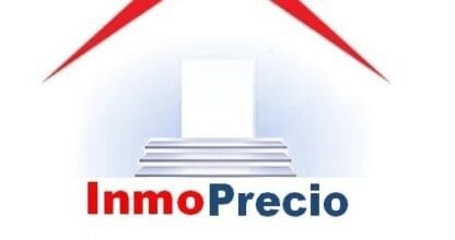 Logotipo de Inmoprecio con icono de casa roja y texto, agencia inmobiliaria en La Manga del Mar Menor