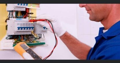 Técnico electricista revisando cuadro eléctrico con multímetro, servicio de Instalaciones Liarte en La Manga del Mar Menor