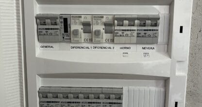 Cuadro eléctrico con interruptores instalado por Instalaciones Liarte La Manga del Mar Menor