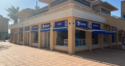 Tienda Isaval de pinturas, decoración y maquinaria con fachada azul y blanca en paseo comercial de La Manga del Mar Menor