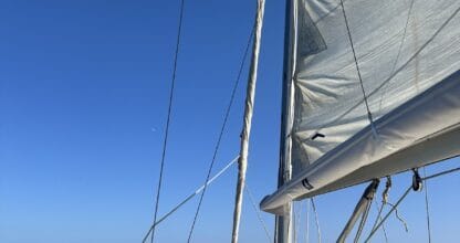 Cubierta de proa de velero con vela desplegada navegando en mar abierto con Jade Sailing, La Manga del Mar Menor