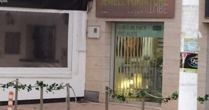 Fachada exterior de Jewell Furniture, tienda especialista en paquetes de mobiliario, en calle comercial de La Manga del Mar Menor