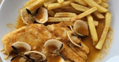 Filete de pescado en salsa con almejas y patatas fritas en Josemary restaurante, La Manga del Mar Menor