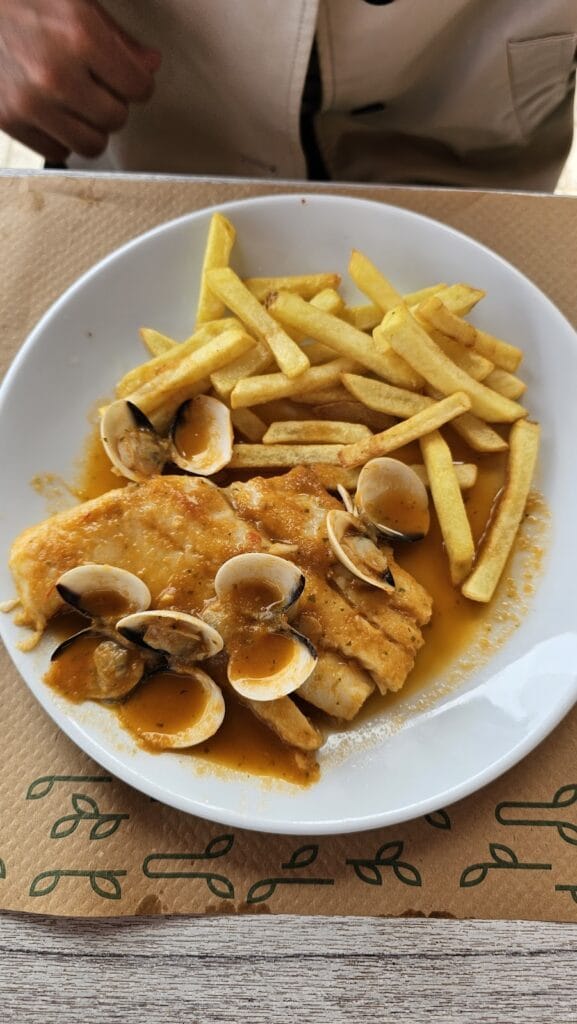 Filete de pescado en salsa con almejas y patatas fritas en Josemary restaurante, La Manga del Mar Menor
