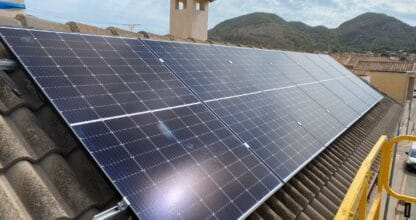 Instalación de paneles solares fotovoltaicos en tejado de vivienda realizada por JRMSolar, La Manga