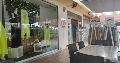 Escaparate de tienda de moda Kelokura en La Manga del Mar Menor con maniquíes vestidos de colores y ofertas del 50% en el exterior