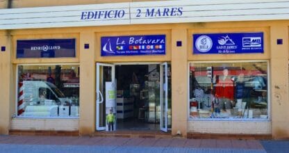 Fachada de La Botavara Tienda Marinera Nautical Boutique en el Edificio 2 Mares de La Manga del Mar Menor con marcas náuticas