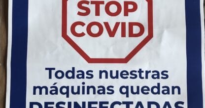 Cartel de protocolo Stop Covid con garantía de desinfección de máquinas en La Colada, lavandería en Los Belones