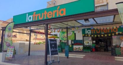 Fachada exterior de La Frutería en La Manga del Mar Menor con gran rótulo verde, frutas y verduras frescas expuestas en la entrada