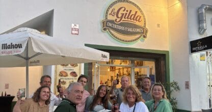 Grupo de clientes disfrutando en la terraza exterior de La Gilda encurtidos y salazones al atardecer en La Manga del Mar Menor