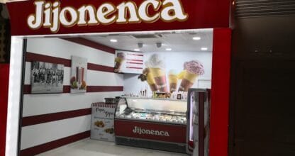 Interior de La Jijonenca en La Manga del Mar Menor con mostrador frigorífico de helados y decoración a rayas rojas y blancas